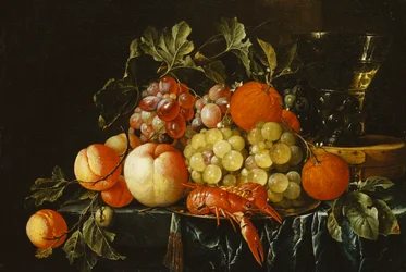 Pfirsiche, Orangen, Trauben und Langusten auf einem Zinnteller und ein konischer Römer auf einer Box auf einem teilweise drapierten Sims