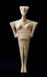 Kunst der Kykladen: „Weibliche Figur“, Marmoridol von Syros. 3000 v. Chr. Kykladische Zivilisation (-3200 bis -2000). Maße: 46 cm. Athen, Archäologisches Nationalmuseum