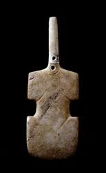 Kunst der Kykladen: Statuette in Form einer Geige. Marmoridol von Paros. 3000 v. Chr. Kykladische Zivilisation (-3200 bis -2000) Athen, Nationales Archäologisches Museum