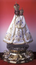 Statuette der Jungfrau Maria von Svatá Hora (Holz, Metall und Stoff)