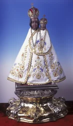 Statuette der Jungfrau Maria von Svatá Hora (Holz, Metall und Stoff)