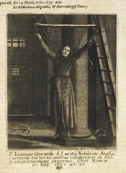 John Gerard, ein englischer Jesuitenpriester, an Ketten an der Kerkerwand im Tower of London aufgehängt (Gravur)