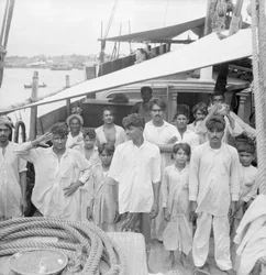 Der Kapitän und die Besatzung an Bord der indischen Kotia-Dhau Karimi (fl.1938) vor Anker in Colombo, Ceylon