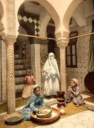 Maurische Frauen bei der Zubereitung von Couscous in einem Innenhof, Algier, Algerien, ca. 1899