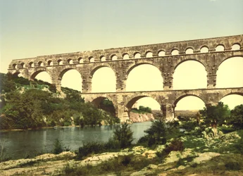 Römische Brücke über den Gard, erbaut von Agrippa, Nîmes, Frankreich, ca. 1900