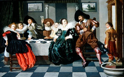 Elegante Gesellschaft an einem Tisch in einem Innenraum