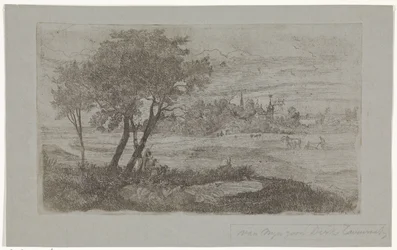 Landschaft mit Bäumen im Vordergrund und einem Pflug auf dem Acker