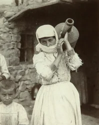 Armenisches Landmädchen, Jerewan (s/w Foto)