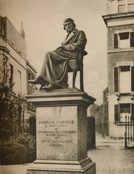 In den Cheyne Walk Gardens denkt Thomas Carlyle ewig über Philosophie nach, ca. 1935