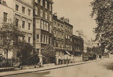 Kensington Square, der immer noch den Frieden von zwei Jahrhunderten bewahrt, um 1935