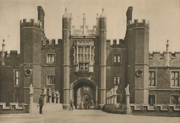 Wolseys Westfassade des Hampton Court Palace und die ausgegrabene Brücke, um 1935