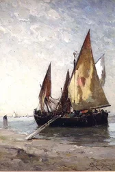 Am Strand vertäute Fischerboote