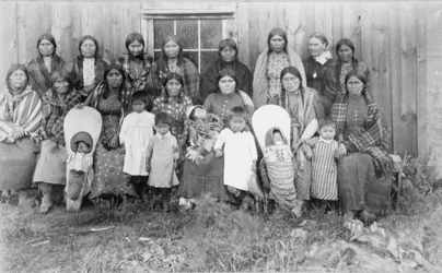 Kate McBeth (gest. 1915) mit den Frauen der Nez Perce Women