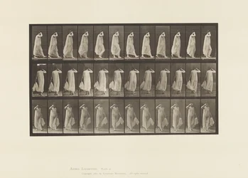 Gehen, linke Hand hält Kleid, rechte Hand am Gesicht