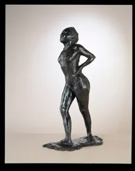 Tänzerin in Ruhe, Hände auf den Hüften, rechtes Bein nach vorne, ca. 1881-1890, gegossen 1919-1925