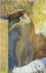 Frau, die sich die Haare trocknet