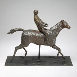Pferd mit Jockey, Pferd galoppiert, Kopf nach rechts gedreht, Füße berühren nicht den Boden