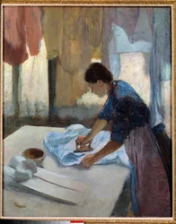 Frau bügelt gegen das Licht