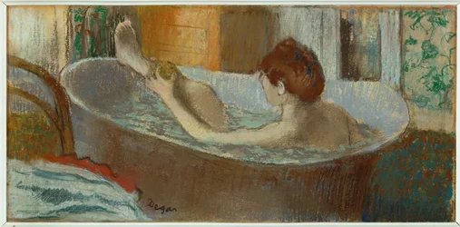 Frau in der Badewanne, die ihr Bein wäscht