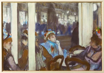 Frauen auf der Terrasse eines Kaffeehauses am Abend