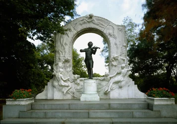 Denkmal zu Ehren des österreichischen Komponisten und Dirigenten Johann Strauss II (1825-1899). Skulptur von Edmund von Hellmer (1850-1935). 1921. Wien, Stadtpark, Österreich