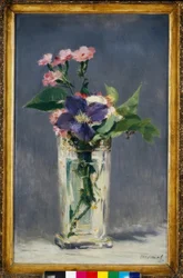 Nelken und Clematis in einer Kristallvase
