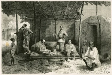 Installation der Mission in Nango, für einen 10-monatigen Aufenthalt, mit Porträts von Gallieni und seinen Kapitänen Valliere und Pietri, Doktor Tautain sowie seinen Dolmetschern, Führer und Kantiniere. Gravur von Riou, basierend auf einer Skizze des Autor