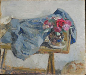 Rote Rosen und Stoffe auf einem Tisch, 1900-1901