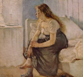 Mädchen sitzt am Bett