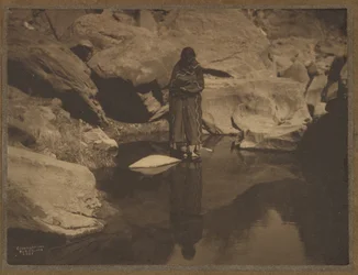 [Frau im Wasser stehend]