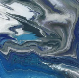 Tiefblauer Marmorfluss