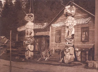 Geschnitzte Pfosten in Alert Bay, British Columbia