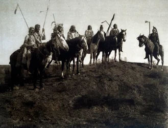 Amerikanische Indianer: Apsaroke-Krieger zu Pferd