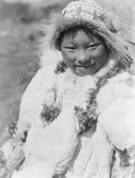 Eskimo-Kind identifiziert als Uyowutcha, wahrscheinlich von der Insel Nunivak, Alaska, ca. 1929 (s/w Foto)