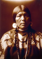 Indianische Frau, die Frau von Ow High, ca. 1905, Foto von Edward S. Curtis