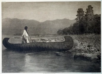 Indianer Amerikas: Ein Indianer auf einem Kanu im südlichen Flathead Lake, Montana