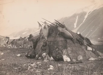 Inuit-Hütte und Familie, um 1899