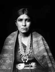 Navajo-Frau mit silberner Squash-Blossom-Halskette, Concho-Gürtel, Decke über den Schultern, ca. 1904, Foto von Edward S. Curtis