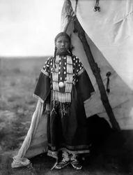 Rosa Lame Dog, Dakota-Frau am Eingang eines Tipis, ca. 1905, Foto von Edward S. Curtis