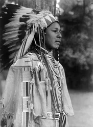 Jugend in Festtagskleidung, Umatilla, ca. 1910, Foto von Edward S. Curtis