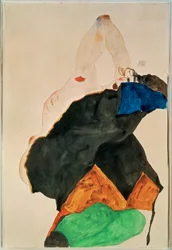 Mädchen mit erhobenem Ellbogen