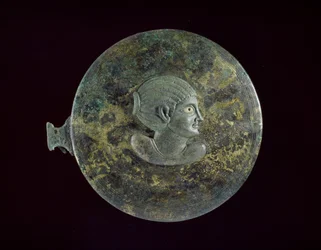 Gegossene Bronzespiegelabdeckung mit hellenistischem Frauenbüste im Relief, 100 v. Chr. - 100 n. Chr.