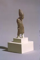 Figur eines Königs mit der weißen Krone von Oberägypten und dem Mantel des Sed-Festes, aus dem Tempel des Osiris, Abydos, Frühdynastische Zeit, ca. 3000 v. Chr.