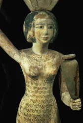 Weibliche Opferträgerin mit einer Wasserkrug in der Hand und einem Gefäß auf dem Kopf, Ägyptisch, Mittleres Reich, ca. 1950 v. Chr. (Detail)