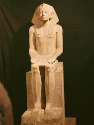 Sitzende Statue von Amenemhat III (1843-1798 v. Chr.)