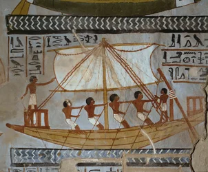 Ein Bestattungsschiff bringt die Mumie von Sennufer auf ihrer letzten Reise nach Abydos