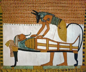 Anubis, Gott der Toten, beugt sich über die Mumie von Sennutem