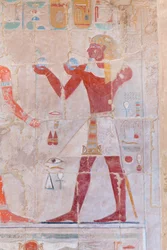 Basreliefbild eines Pharaos, der Opfer darbringt, Hatschepsut-Tempel von Deir el-Bahari, Luxor, Ägypten (Foto)