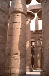 Ägyptische Antike: Ansicht der Säulen des Hypostylsaals des Tempels von Amun. Karnak in Luxor, Ägypten