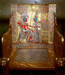 Ägyptische Antiquität: Ein Thron aus vergoldetem Holz, bemalt von Tutanchamun, Teil des Schatzes des Pharaos. Darstellung der Königin Ankhesenpaaton, die ihrem Bruder und Ehemann Tutanchamun die Schulter mit Öl massiert